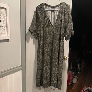 Democracy Green Floral V-Neck Midi Dress size L with pockets